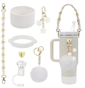 Cadena de flores tejida con funda de silicona blanca y colgante de bola de felpa morada