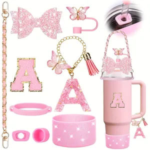 Roze accessoireset voor 40oz beker met strik, rietjeskapje, ketting en letter A bedeltje