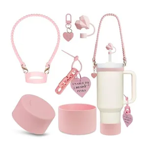 Set tazza bianco crema con ciondoli a cuore rosa e accessori protettivi in silicone