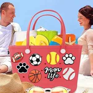 Sac de plage rose en EVA avec breloques de sport et patchs avec texte Mom Life