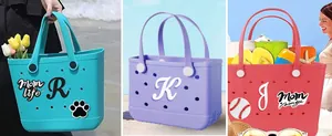 Vue détaillée de sacs de plage en EVA colorés avec breloques en bleu, violet et rose