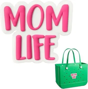 Vue macro de l'accessoire MOM LIFE rose pour sacs de plage et sacs fourre-tout EVA