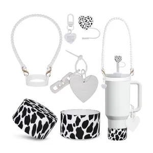 Set di accessori con manico di perle bianche e guscio in silicone con stampa mucca