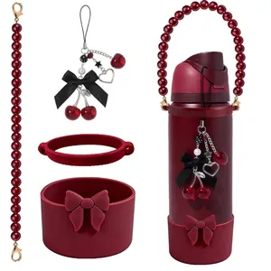 Detail van rode waterfles accessoireset met kersenhangers en strikhoesje