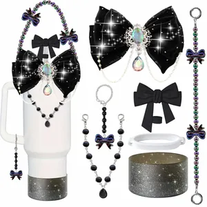 Dettaglio del kit accessori per tazza con fiocco in velluto e catenelle di perle
