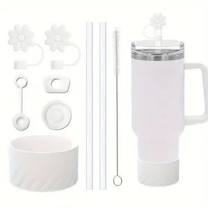 Kit d'accessoires pour gobelet blanc avec botte en silicone et couvre-pailles