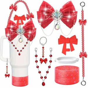 Dettaglio del fiocco di strass rossi e cover in silicone per bicchiere da 40oz