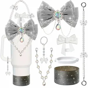 Set accessori per bicchieri con fiocco in velluto grigio e catena di perle