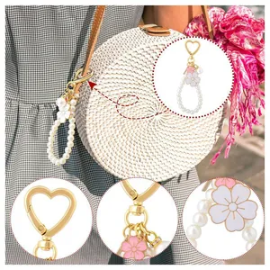Blumen Schlüsselanhänger mit Emaille Blüten und Perlenkette an Strohtasche