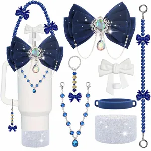 Base in silicone blu glitterato e set di ciondoli decorativi per tazze Stanley