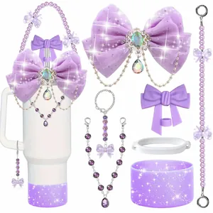 Dettaglio copri cannuccia con fiocco viola e custodia in silicone glitterato per tazze