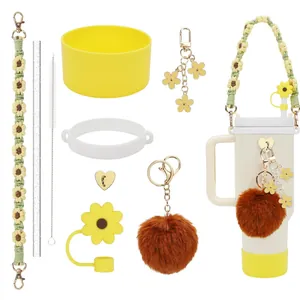 Détail de la protection en silicone jaune, sangle marguerite et kit d'accessoires de gourde