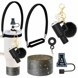 Kit de Accesorios de Asa de Botella de Agua de Silicona Portátil Compatible Con Stanley Cup Con Cubierta de Pajita de Alfabeto Funda de Vaso con Brillo Llavero de Flor con Bola de Pelo para Viajes al Aire Libre