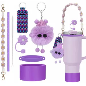 Détail de l'ensemble mauve avec base en silicone, sangle florale et breloque pour tasse