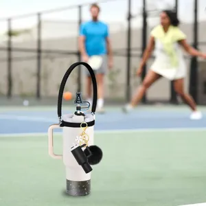 Vaso térmico blanco mate con accesorios elegantes y fondo de cancha de tenis