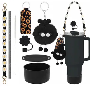 Vue détaillée des accessoires pour gobelet noir 40oz avec sangle et socle silicone