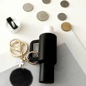 Asa de silicona para botella con amuleto de flor blanca y pompón negro esponjoso