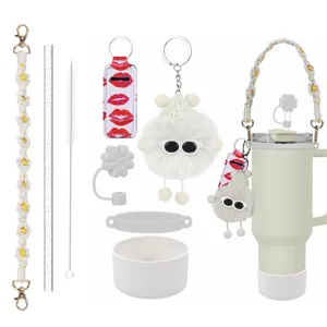 Vue détaillée du kit accessoires pour gourde avec chaîne fleur et étui silicone