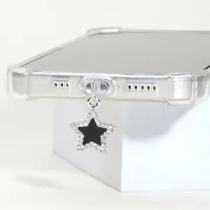 Détail du pendentif étoile sur coque transparente avec bordure en cristal et coins renforcés
