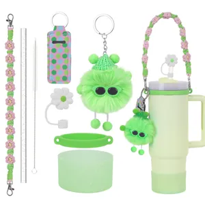 Set de gobelet vert menthe avec sangle fleurie, grigris en peluche et embout silicone