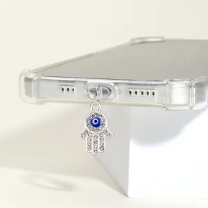 Détail de la main de Hamsa et de l'œil bleu sur une coque de téléphone en TPU transparent