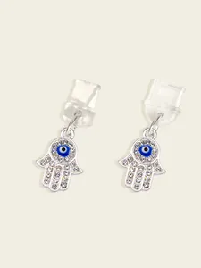 Détail de boucles d'oreilles Main de Fatma avec œil bleu et strass scintillants