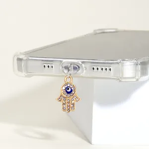 Détail de la main de Hamsa et de l'œil bleu sur une coque de téléphone transparente