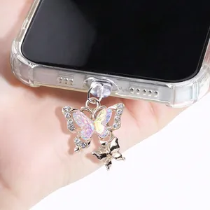 Détail d'un bijou de téléphone papillon argenté avec cristaux laser et strass brillants