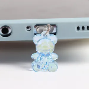 Gros plan du pendentif ours bleu clair irisé pour la protection du port de charge mobile