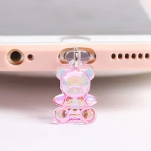 Vue détaillée du charme d'ours rose iridescent pour prise anti-poussière de téléphone rose