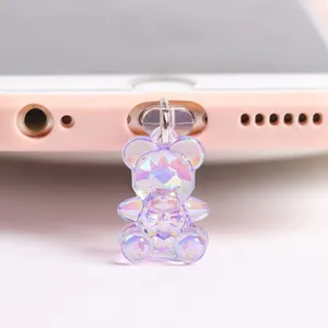 Vue macro d'une breloque ours holographique pour port de charge avec effet irisant