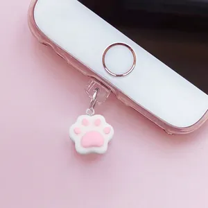 Détail macro d'un bouchon anti-poussière 3D en forme de patte de chat rose et blanc
