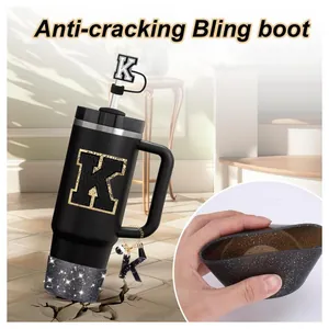 Vaso negro mate con tapa de pajita letra K, colgante y protector de base brillante