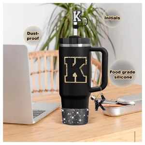 Detalle del parche de purpurina letra K y protector de pajita en el vaso negro personalizado