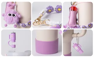 Detailweergave van paarse pluche monster hanger en bloemhengsel voor de drinkbeker