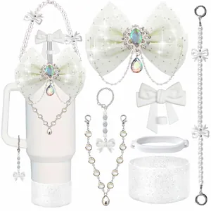 Set di ciondoli a fiocco bianco con strass e cinturino in perle per borracce