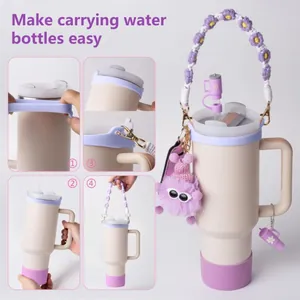 Accessoireset voor drinkbekers met paars bloemenhandvat en pluchen hanger op beige beker
