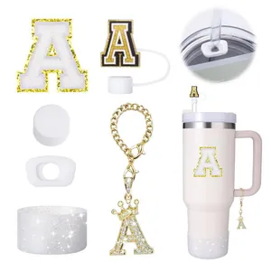 Décoration De Bouteille d'Eau Alphabet Avec Botte En Silicone Couvre-Paille Lettre Porte-Clés Couronne Écusson Brodé Accessoire