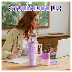 Set de gobelet isotherme violet avec paille lettre M pailletée et breloques assorties