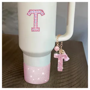 Pendentif lettre T rose pailleté avec pompon et strass pour gobelet de 40oz de voyage