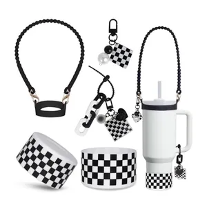 Set di accessori a scacchi bianchi e neri per bicchieri da 30 o 40 oz con base in silicone