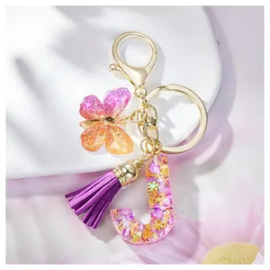 Porte-clés lettre J en résine avec paillettes violettes, papillon et pompon soie