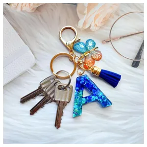 Porte-clés lettre A en résine avec paillettes, papillon coloré et pompon bleu