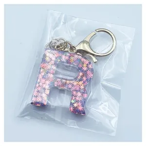 Porte-clés lettre R en résine pailletée avec sequins colorés et fermoir en métal argenté