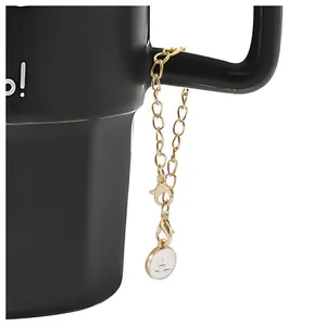 Porte-clés lettre A en résine rose avec chaîne dorée sur anse de tasse noire
