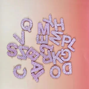 Détail de breloques alphabet violet clair serties de cristaux avec crochets dorés