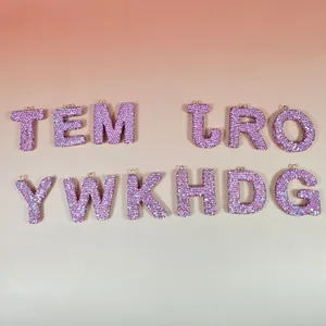 Vue détaillée de breloques alphabet en strass rose pour porte-clés et sacs personnalisés