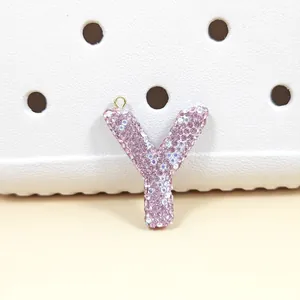 Vue macro d'un charm lettre Y en strass rose avec cristaux brillants pour chaussures
