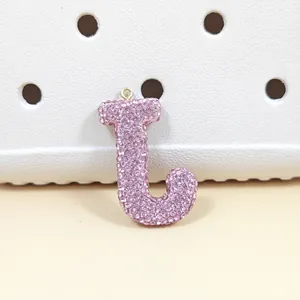 Détail du porte-clés lettre J en strass rose pour chaussures et sacs à main
