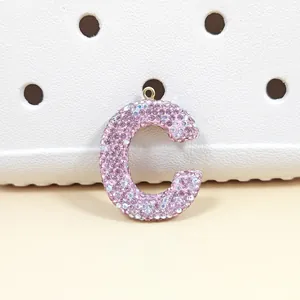 Vue détaillée du charme lettre C en strass rose avec cristaux brillants pour accessoires